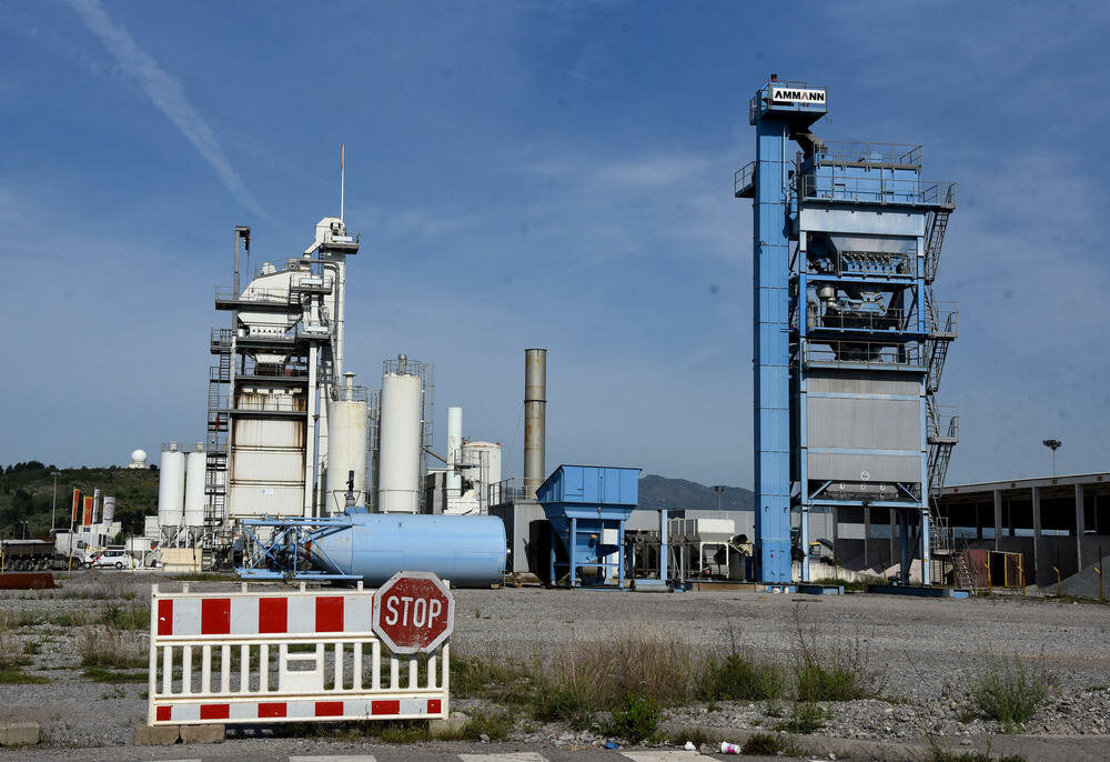 <p>Asfaltna baza u naselju Mahala mogla bi negativno da utiče na vodoizvorište, tvrde iz Regionalnog vodovoda, iz Agencije za zaštitu životne sredine i Uprave za vode to negiraju. Mještani najavljuju proteste</p>