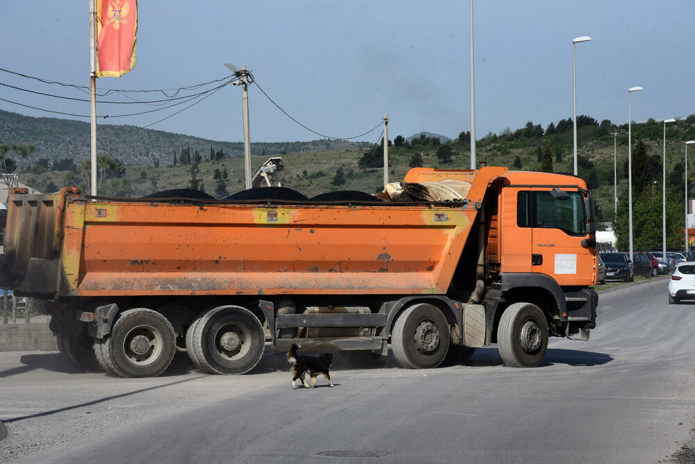 <p>Asfaltna baza u naselju Mahala mogla bi negativno da utiče na vodoizvorište, tvrde iz Regionalnog vodovoda, iz Agencije za zaštitu životne sredine i Uprave za vode to negiraju. Mještani najavljuju proteste</p>