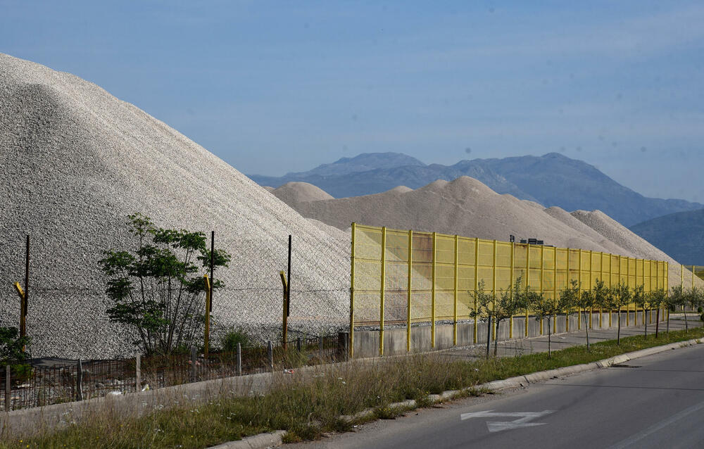 <p>Asfaltna baza u naselju Mahala mogla bi negativno da utiče na vodoizvorište, tvrde iz Regionalnog vodovoda, iz Agencije za zaštitu životne sredine i Uprave za vode to negiraju. Mještani najavljuju proteste</p>