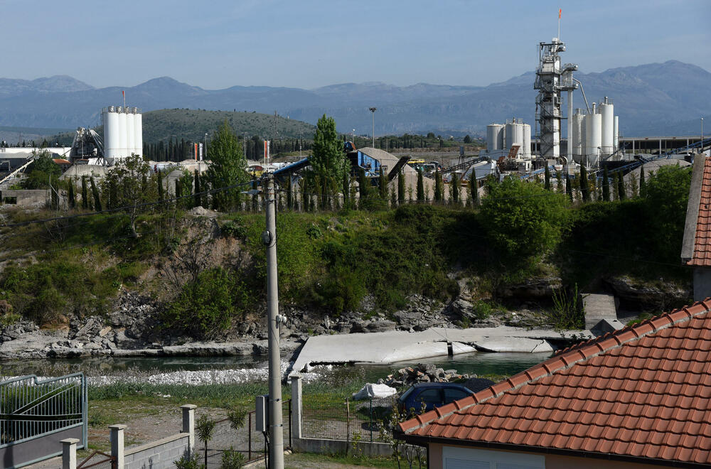 <p>Asfaltna baza u naselju Mahala mogla bi negativno da utiče na vodoizvorište, tvrde iz Regionalnog vodovoda, iz Agencije za zaštitu životne sredine i Uprave za vode to negiraju. Mještani najavljuju proteste</p>