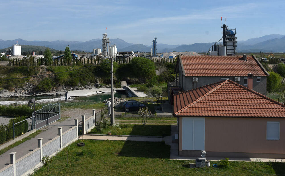 <p>Asfaltna baza u naselju Mahala mogla bi negativno da utiče na vodoizvorište, tvrde iz Regionalnog vodovoda, iz Agencije za zaštitu životne sredine i Uprave za vode to negiraju. Mještani najavljuju proteste</p>