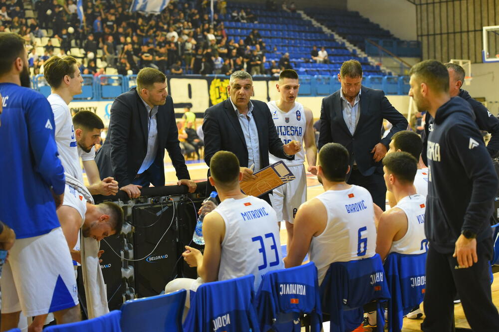 Minić sa igračima i stručnim štabom Sutjeske na prethodnoj utakmici sa Vojvodinom, Foto: KK Sutjeska/Foto MM
