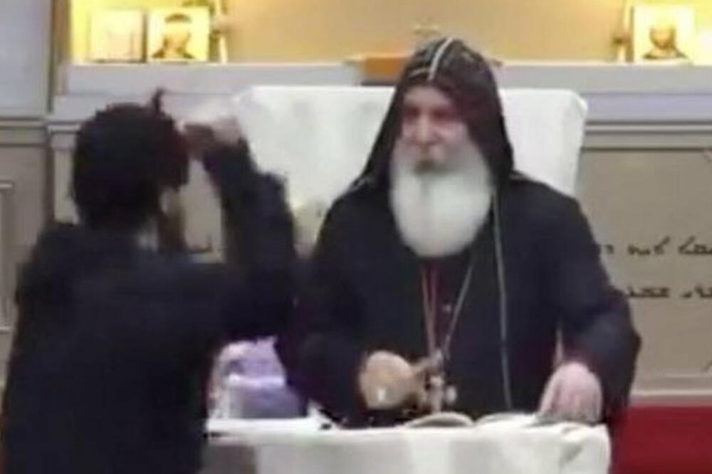 Episkop je izboden dok je držao propovijed koja je prenošena uživo, Foto: Reuters