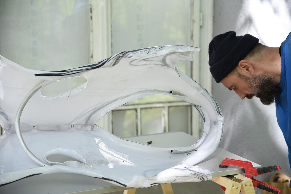 Tokom procesa na skulpturi: Šehanović, Foto: MSUCG