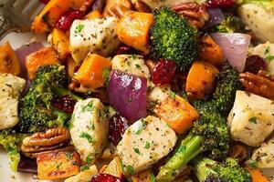 Tasty and healthy: Salad with chicken and roasted vegetables