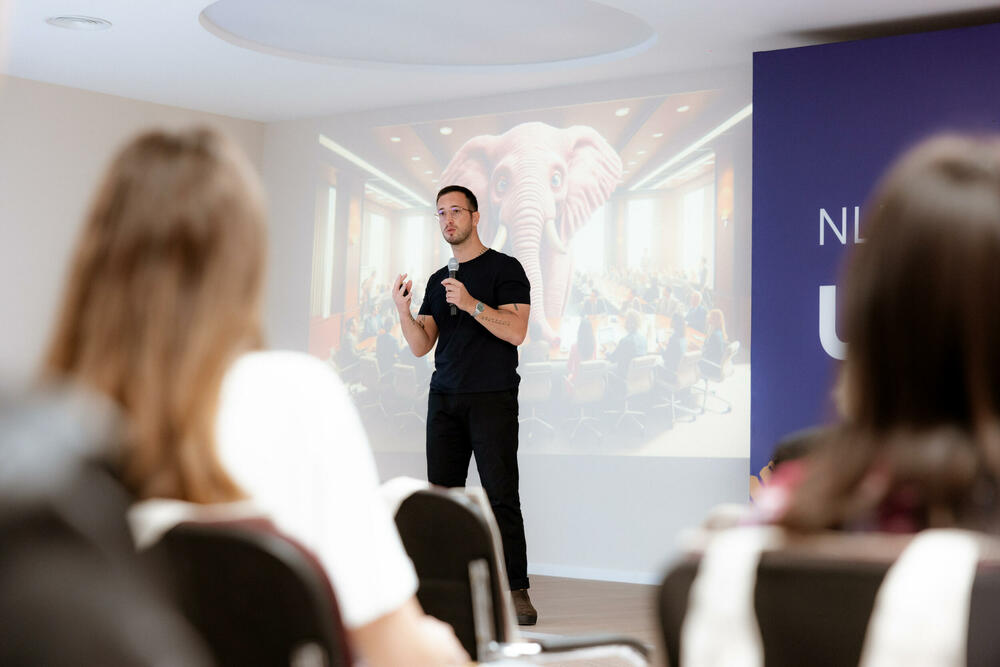 <p>Za mlade širom Crne Gore, NLB Banka i Evropska omladinska kartica u saradnji sa kompanijom Mastercard pripremili su brojne povoljnosti i mogućnosti, a u povodu prvog rođendana od lansiranja Frendi debitne platne kartice od reciklirane plastike, koja je namijenjena mladima od 13 do 29 godina.</p>  <p> </p>