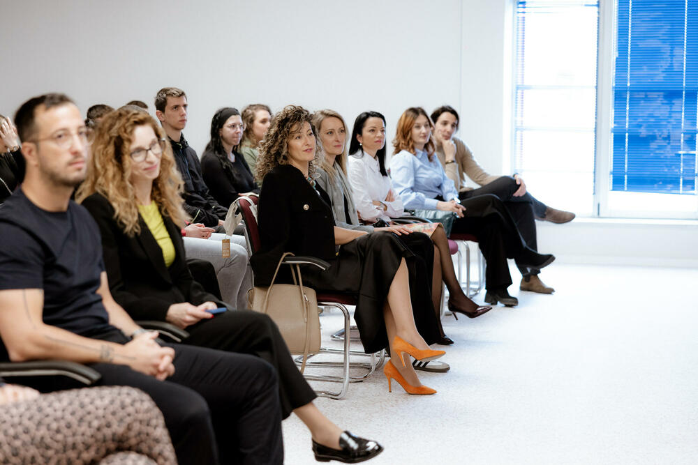 <p>Za mlade širom Crne Gore, NLB Banka i Evropska omladinska kartica u saradnji sa kompanijom Mastercard pripremili su brojne povoljnosti i mogućnosti, a u povodu prvog rođendana od lansiranja Frendi debitne platne kartice od reciklirane plastike, koja je namijenjena mladima od 13 do 29 godina.</p>  <p> </p>