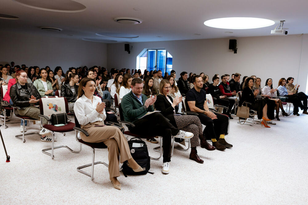 <p>Za mlade širom Crne Gore, NLB Banka i Evropska omladinska kartica u saradnji sa kompanijom Mastercard pripremili su brojne povoljnosti i mogućnosti, a u povodu prvog rođendana od lansiranja Frendi debitne platne kartice od reciklirane plastike, koja je namijenjena mladima od 13 do 29 godina.</p>  <p> </p>