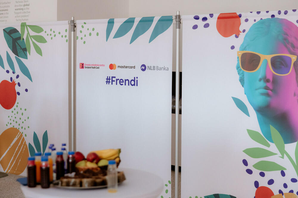 <p>Za mlade širom Crne Gore, NLB Banka i Evropska omladinska kartica u saradnji sa kompanijom Mastercard pripremili su brojne povoljnosti i mogućnosti, a u povodu prvog rođendana od lansiranja Frendi debitne platne kartice od reciklirane plastike, koja je namijenjena mladima od 13 do 29 godina.</p>  <p> </p>