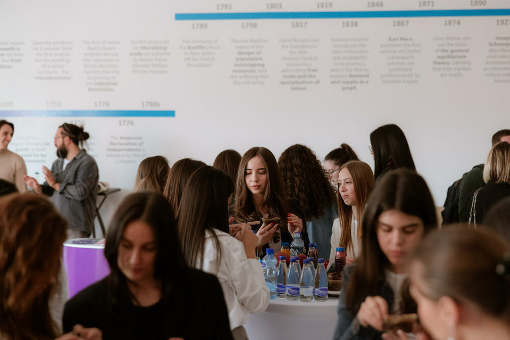 <p>Za mlade širom Crne Gore, NLB Banka i Evropska omladinska kartica u saradnji sa kompanijom Mastercard pripremili su brojne povoljnosti i mogućnosti, a u povodu prvog rođendana od lansiranja Frendi debitne platne kartice od reciklirane plastike, koja je namijenjena mladima od 13 do 29 godina.</p>  <p> </p>