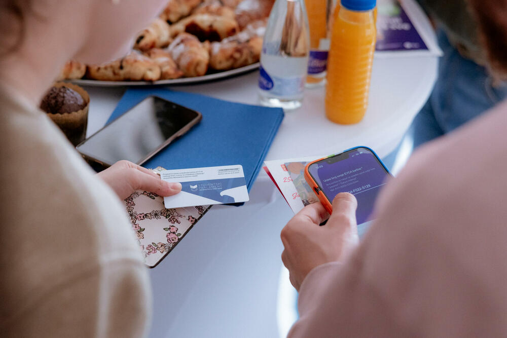 <p>Za mlade širom Crne Gore, NLB Banka i Evropska omladinska kartica u saradnji sa kompanijom Mastercard pripremili su brojne povoljnosti i mogućnosti, a u povodu prvog rođendana od lansiranja Frendi debitne platne kartice od reciklirane plastike, koja je namijenjena mladima od 13 do 29 godina.</p>  <p> </p>