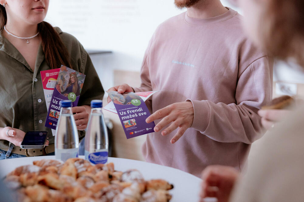 <p>Za mlade širom Crne Gore, NLB Banka i Evropska omladinska kartica u saradnji sa kompanijom Mastercard pripremili su brojne povoljnosti i mogućnosti, a u povodu prvog rođendana od lansiranja Frendi debitne platne kartice od reciklirane plastike, koja je namijenjena mladima od 13 do 29 godina.</p>  <p> </p>