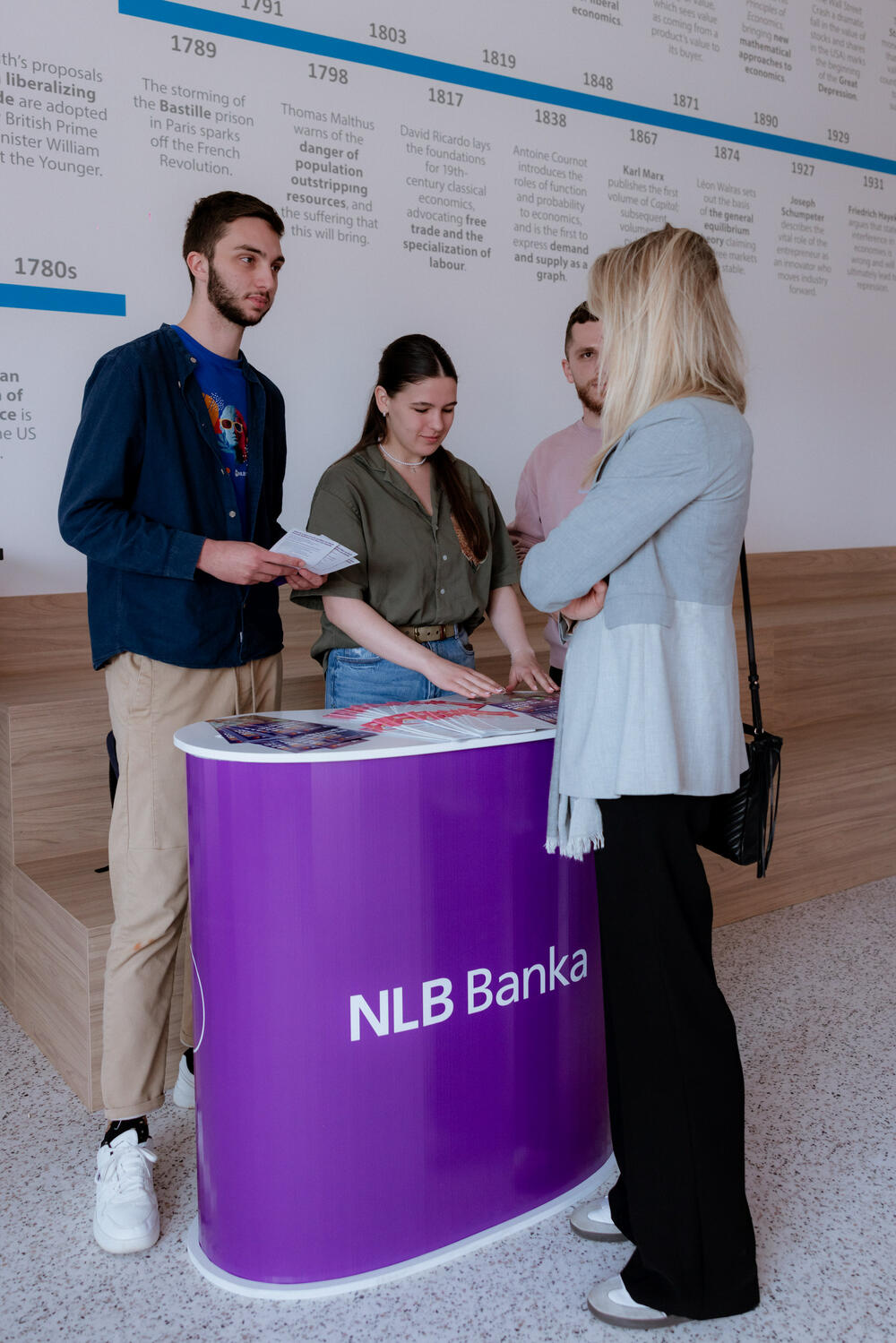 <p>Za mlade širom Crne Gore, NLB Banka i Evropska omladinska kartica u saradnji sa kompanijom Mastercard pripremili su brojne povoljnosti i mogućnosti, a u povodu prvog rođendana od lansiranja Frendi debitne platne kartice od reciklirane plastike, koja je namijenjena mladima od 13 do 29 godina.</p>  <p> </p>