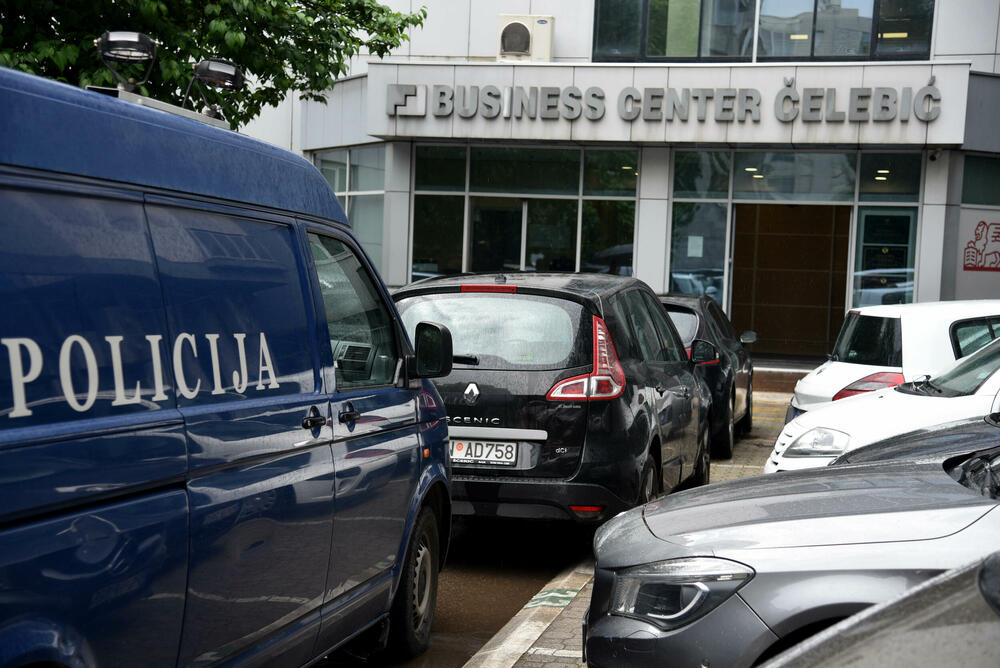 <p>Službenici SPO su prethodno iznijeli dokumentaciju iz ASK</p>