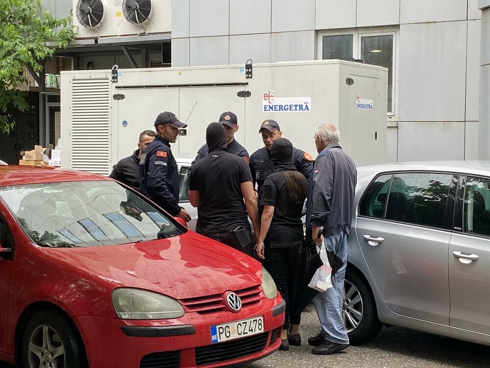 <p>Službenici SPO su prethodno iznijeli dokumentaciju iz ASK</p>