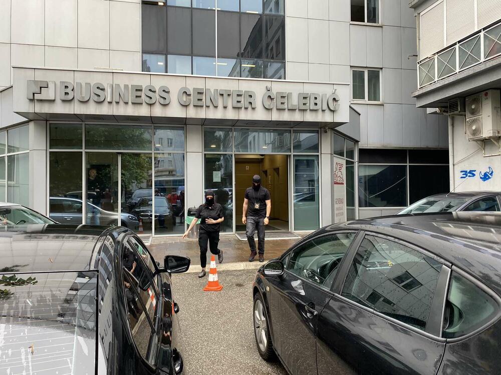 <p>Službenici SPO su prethodno iznijeli dokumentaciju iz ASK</p>