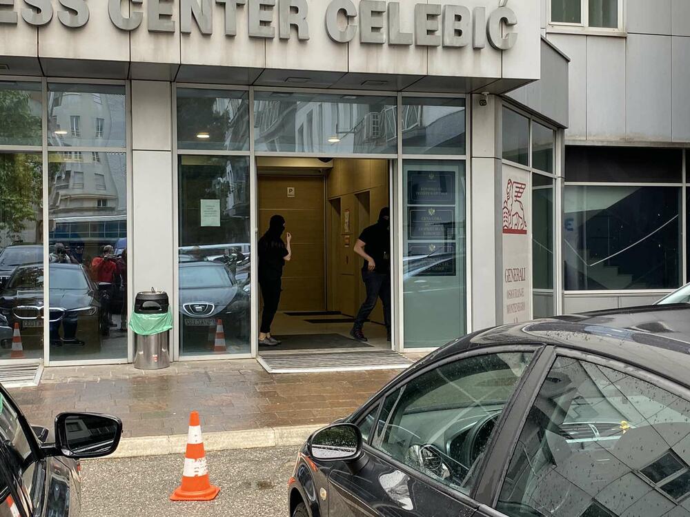 <p>Službenici SPO su prethodno iznijeli dokumentaciju iz ASK</p>