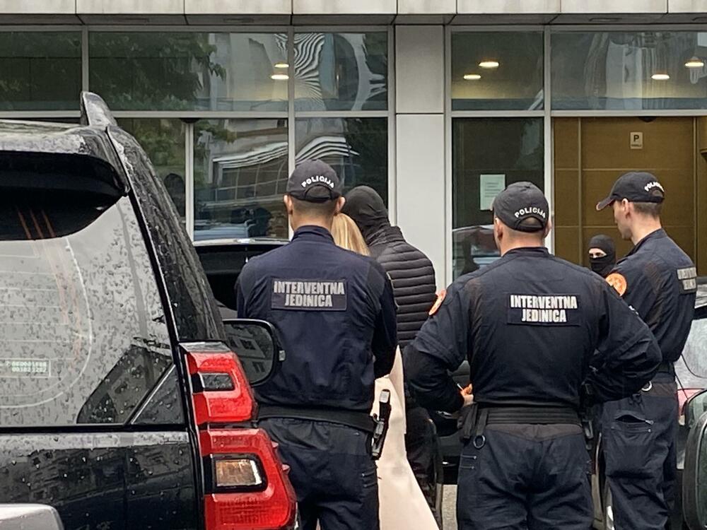 <p>Službenici SPO su prethodno iznijeli dokumentaciju iz ASK</p>