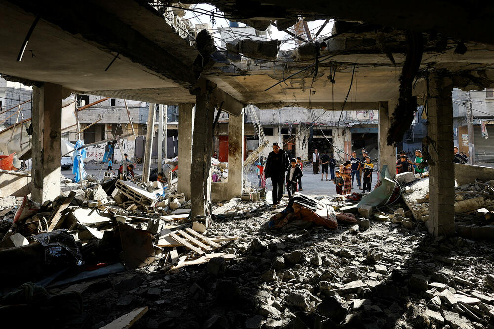 Izrael udario na kuću, Palestinci pregledaju mjesto udara, Foto: Reuters