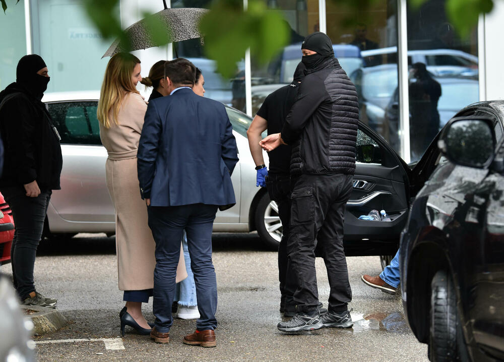 <p>Službenici SPO su prethodno iznijeli dokumentaciju iz ASK</p>