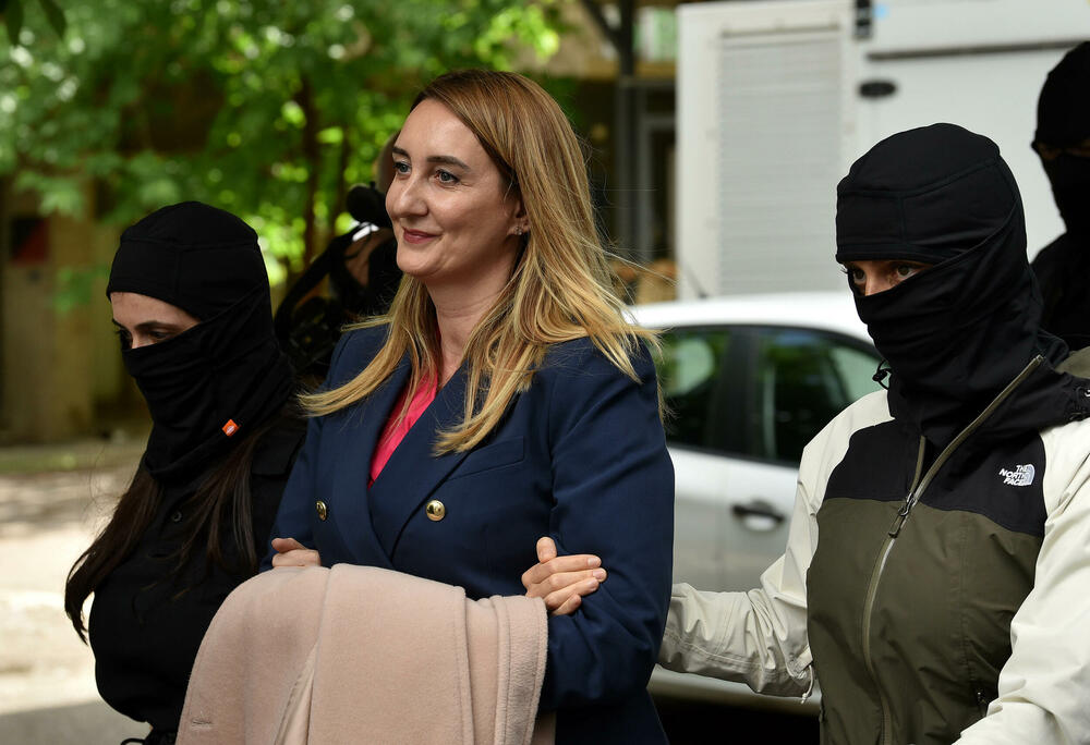 <p>Službenici SPO su prethodno iznijeli dokumentaciju iz ASK</p>