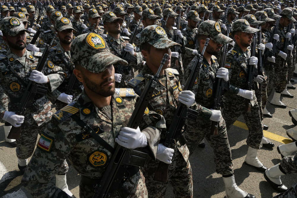 Pripadnici iranske vojske juče na paradi u bazi u Teheranu