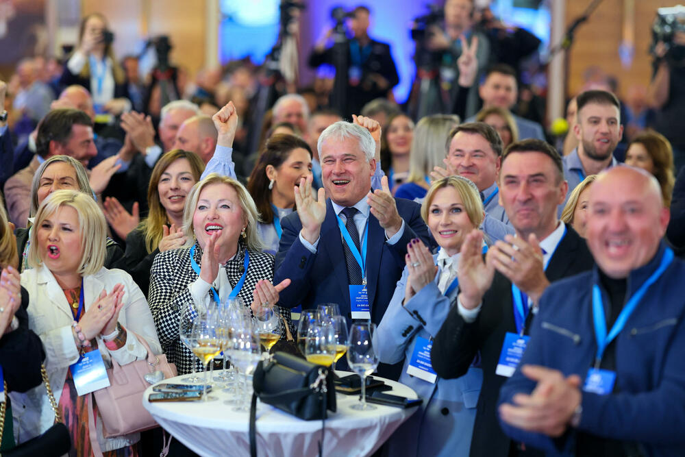 Pristalice HDZ-a čekaju preliminarne rezultate