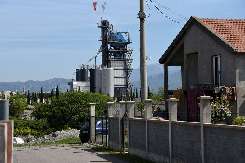 Baze oko 200 metara od kuća: Naselje Mahala, Foto: Luka Zekovic