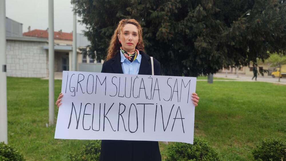 protest ispred pozorišta nk