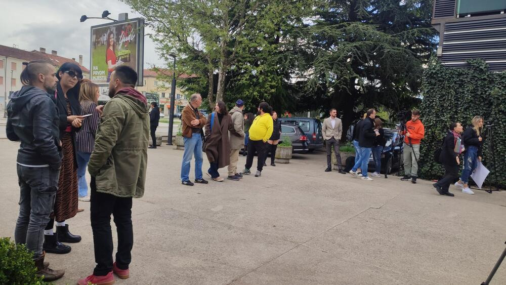 protest ispred pozorišta nk