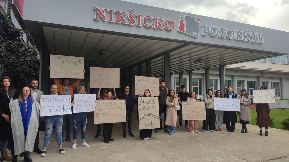 protest ispred pozorišta nk