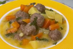 Perfect quick dish: Soup with meatballs