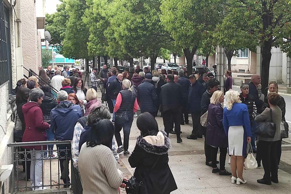 Sa ranijeg protesta ispred Vlade, Foto: Mirko Kotlaš