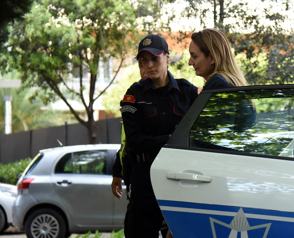 <p>Odbijen predlog SDT-a za određivanje pritvora. Direktorici ASK-a zabranjeno da napušta stan, oduzete joj putne isprave...</p>