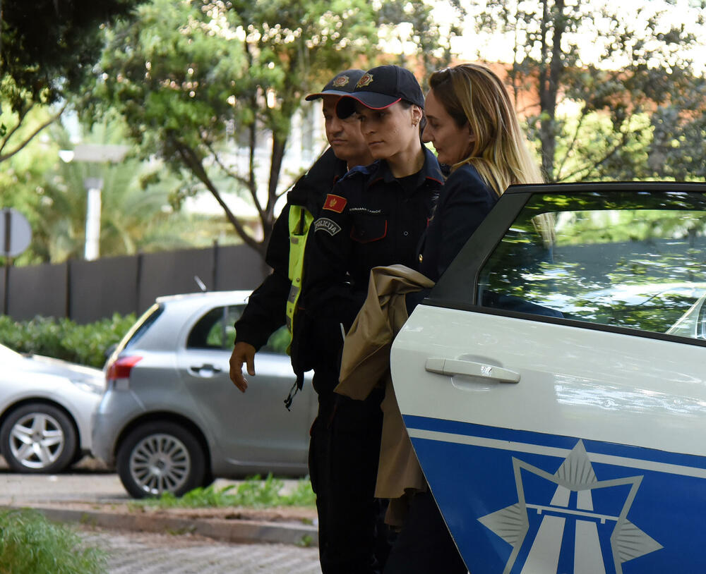 <p>Odbijen predlog SDT-a za određivanje pritvora. Direktorici ASK-a zabranjeno da napušta stan, oduzete joj putne isprave...</p>