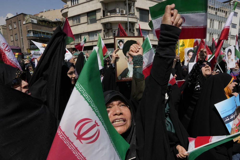 Iranci na protestu protiv Izraela nakon jučerašnjih molitvi u Teheranu