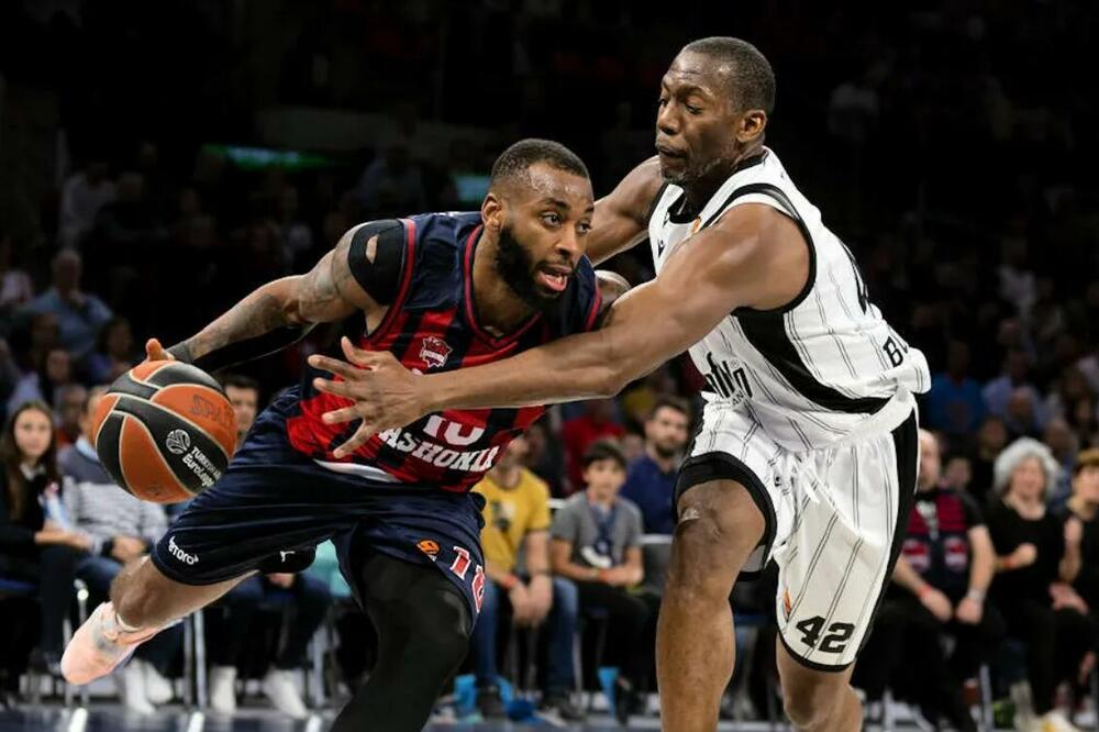Miller-McIntyre in a duel with Dunston, Photo: Euroleague.net