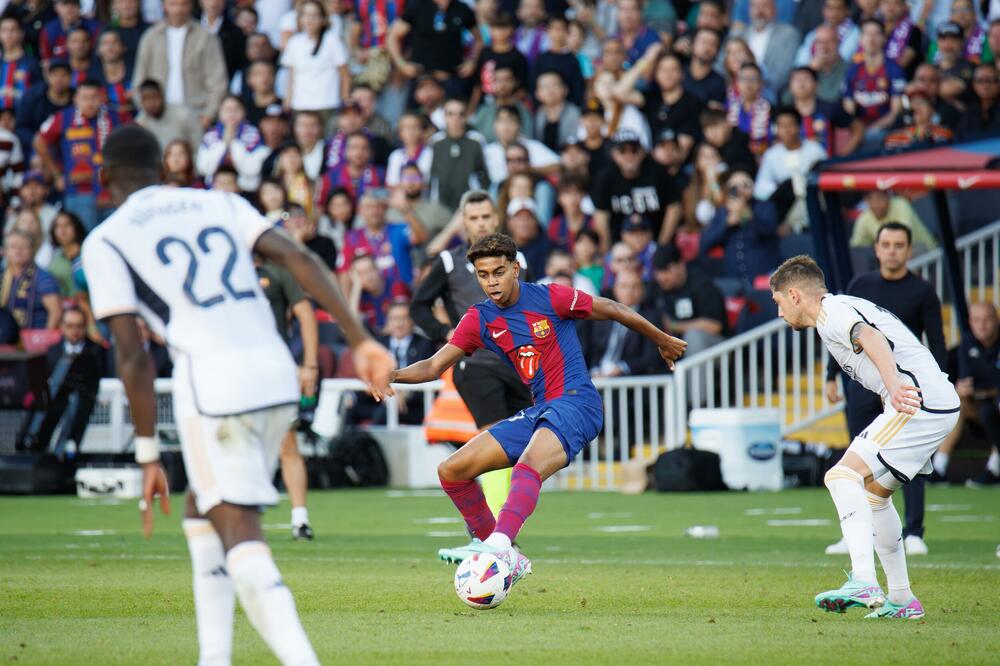 Will El Clasico revive La Liga: Young Jamal in a duel with Valverde and Ridiger, Photo: Shutterstock