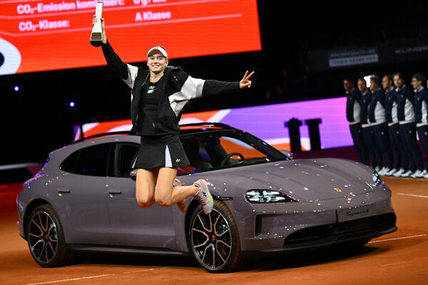 Jelena celebrated for the beautiful Porsche in Stuttgart