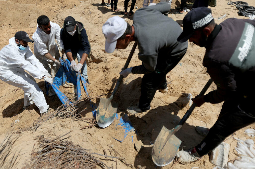 Exhumation of the body, Photo: Reuters