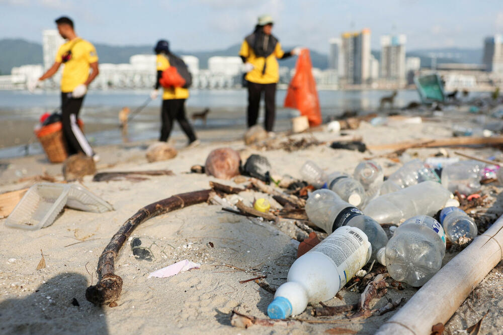 Plastične flaše leže nasukane na plaži dok volonteri skupljaju smeće tokom kampanje čišćenja plaže organizovane u vezi sa proslavom Dana planete u Džordžtaunu, u Maleziji, Foto: Reuters