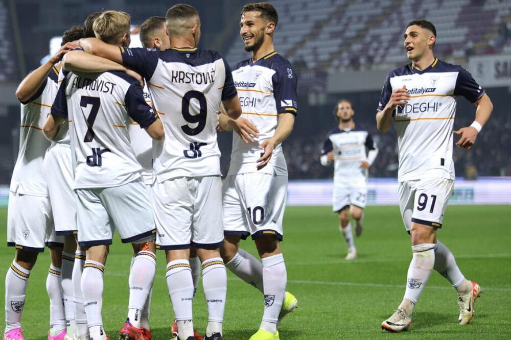 Krstović, Pikoli (91) i ostali igrači Lećea tokom jednog od posljednjih mečeva u Seriji A, Foto: U.S. Lecce (X)