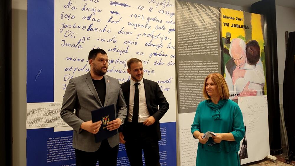 <p>Kovačević obraćanje počeo pjesmama Vitomira Vita Nikolića "U Gradini grob do groba" i "Kod Jasenovca ponire Sava"</p>