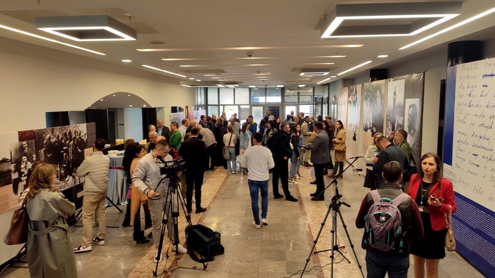 <p>Kovačević obraćanje počeo pjesmama Vitomira Vita Nikolića "U Gradini grob do groba" i "Kod Jasenovca ponire Sava"</p>