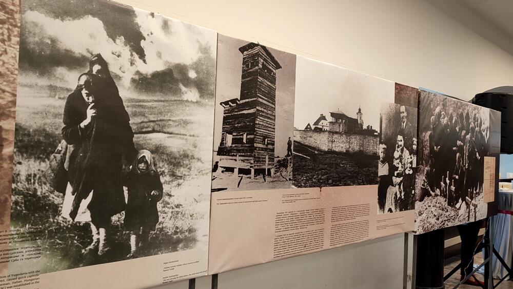 <p>Kovačević obraćanje počeo pjesmama Vitomira Vita Nikolića "U Gradini grob do groba" i "Kod Jasenovca ponire Sava"</p>