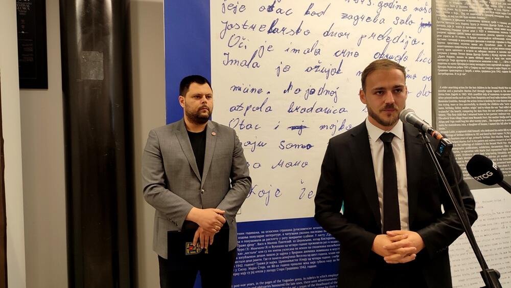 <p>Kovačević obraćanje počeo pjesmama Vitomira Vita Nikolića "U Gradini grob do groba" i "Kod Jasenovca ponire Sava"</p>