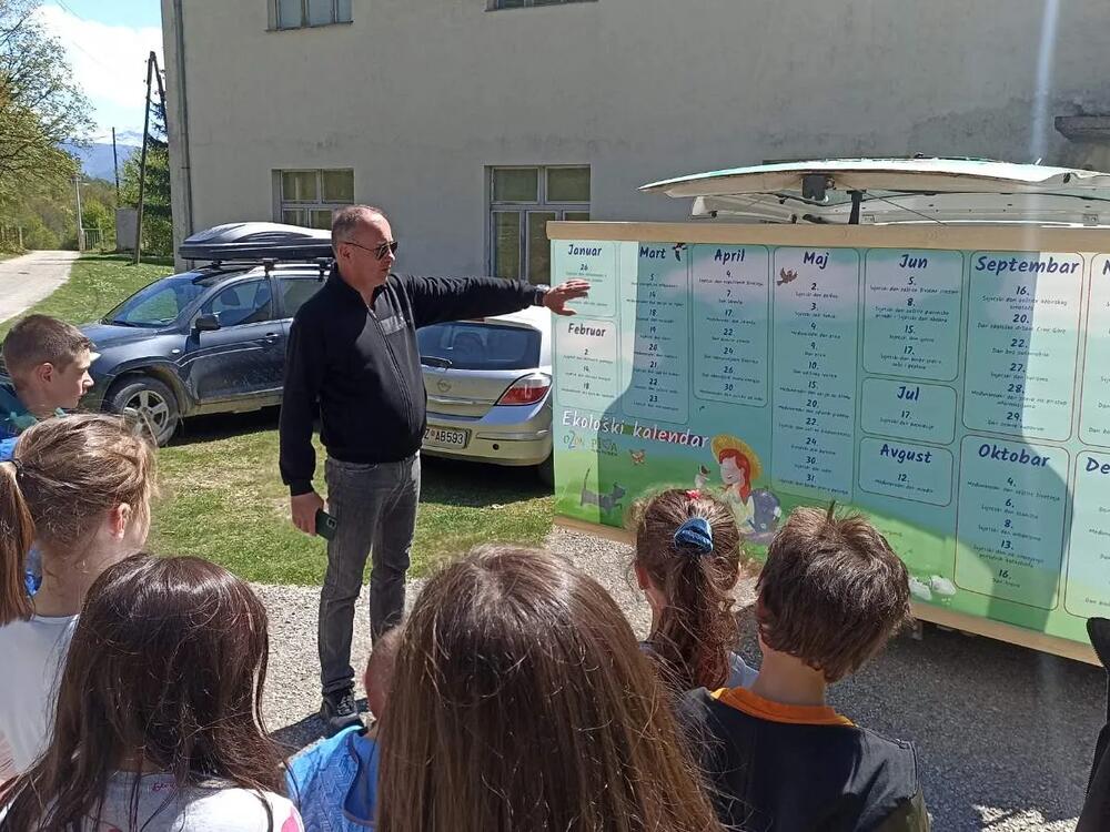 <p>Školama u Stabnima i Orahu poklonili su veliki zidni ekološki kalendar</p>