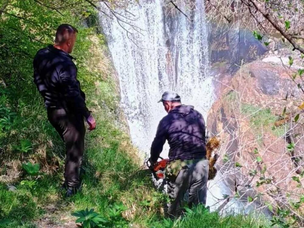 <p>Školama u Stabnima i Orahu poklonili su veliki zidni ekološki kalendar</p>