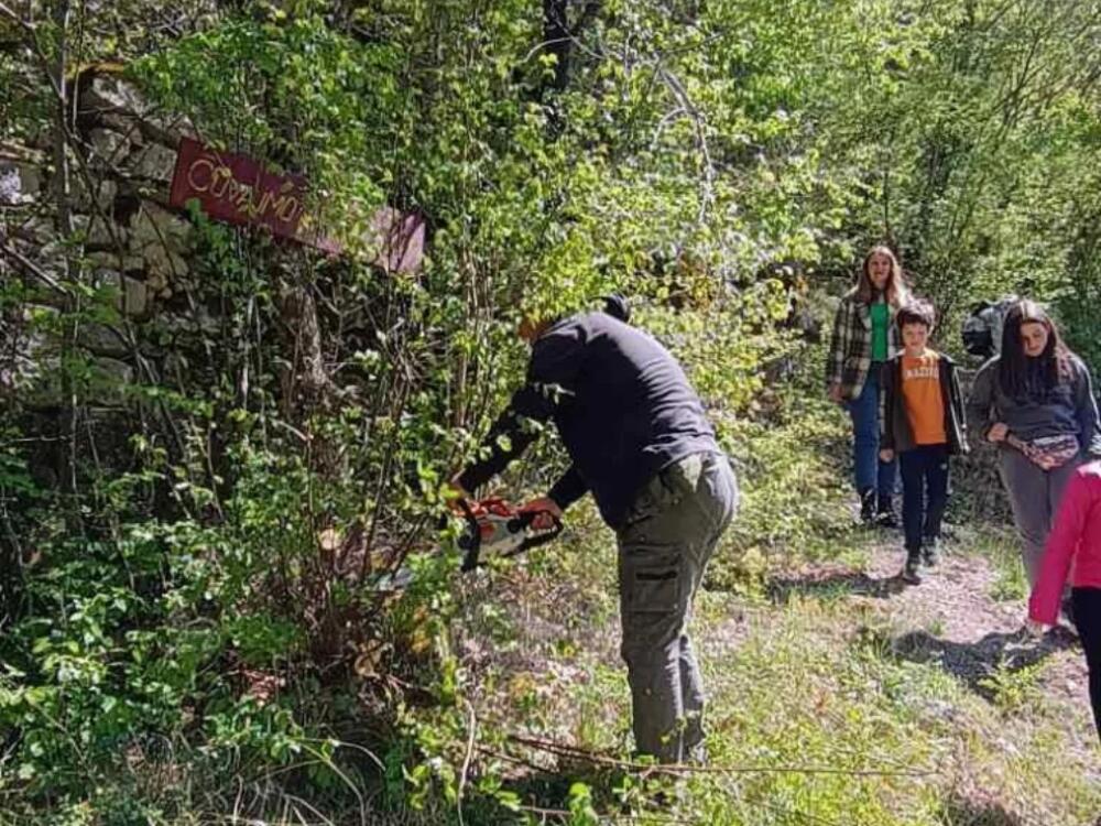 <p>Školama u Stabnima i Orahu poklonili su veliki zidni ekološki kalendar</p>
