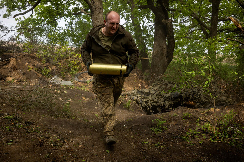 Ukrajinski vojnik na položaju na periferiji Kupjanska, Foto: Rojters